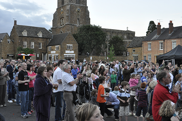 The audience grows during the evening