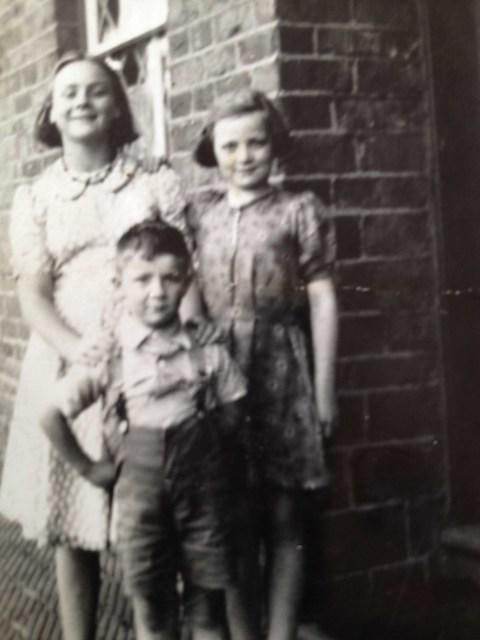 Sylvia,Alan & Pat Petre - evacuees to Deddington