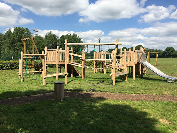 Multi-play structure in the adventure playground