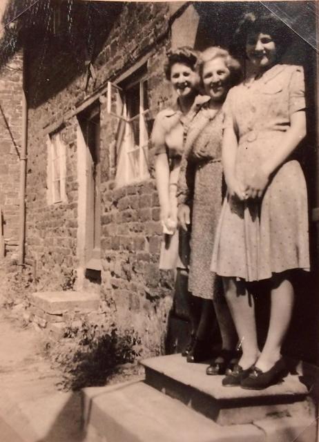 Dorothy Stewart (c) with her daughters Doreen & Joyce