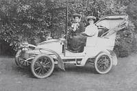 Mabel & Olive Turner in a 1905 Vauxhall